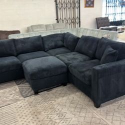 New Sectional Couch with Ottoman! Free Delivery 🚚 !
