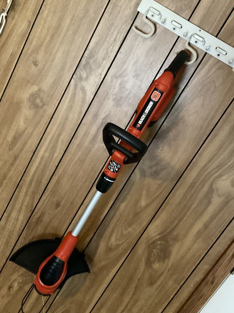 NEWER GREAT CONDITION Black & Decker NST2118 String Trimmer! WITH 18V BATTERY!