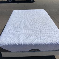 FREE DELIVERY: Queen Memory Foam Bed
