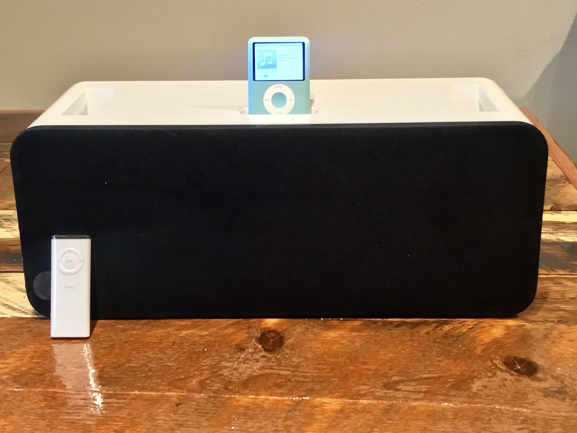 Apple A1121 Hi-Fi Home Stereo for iPod