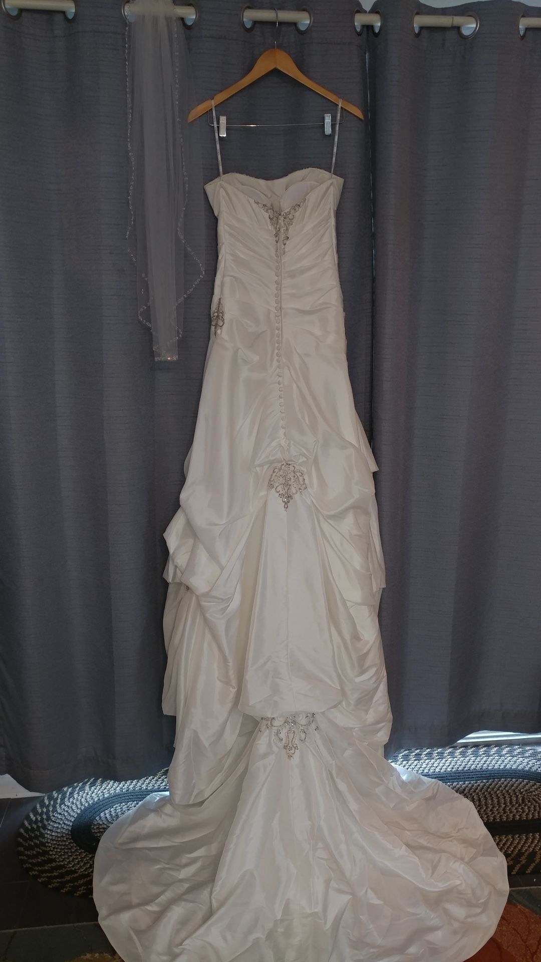 WEDDING DRESS AND MATCHING VEIL!