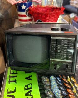 Vintage Portable TV AM/FM Radio Combo