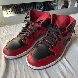 Air Jordan 1 Mid Reverse Bred