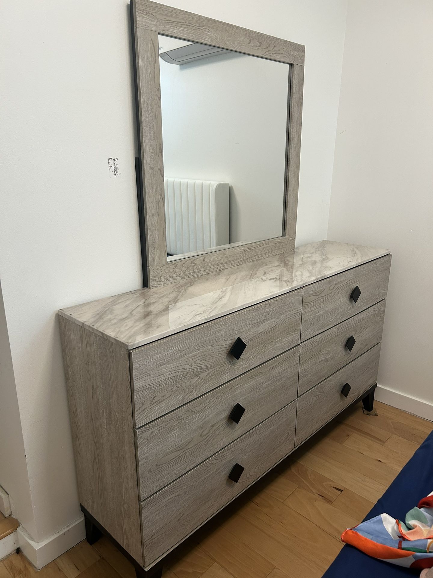 Modern 2-Piece Dresser Set with Mirror And Chest– Light Wood Finish