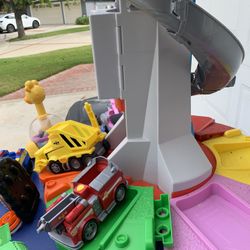 Play Skool Car, Truck And Vehicle Lift Ramp.