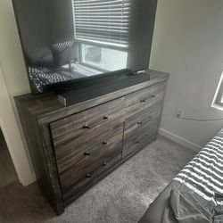 Dresser, desk, Tv bundle