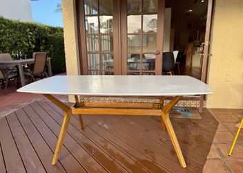 I have a table similar to this one but in golden metal legs