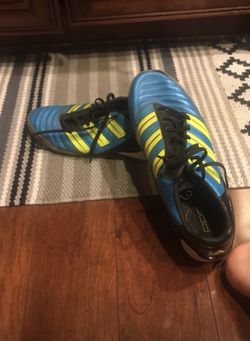 Indoor soccer shoes