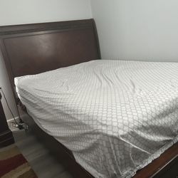 Quine Size Bed &matress Night Stand Dresser & Mirror 