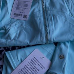 Lululemon Set define crop jacket in size 4 color light blue
