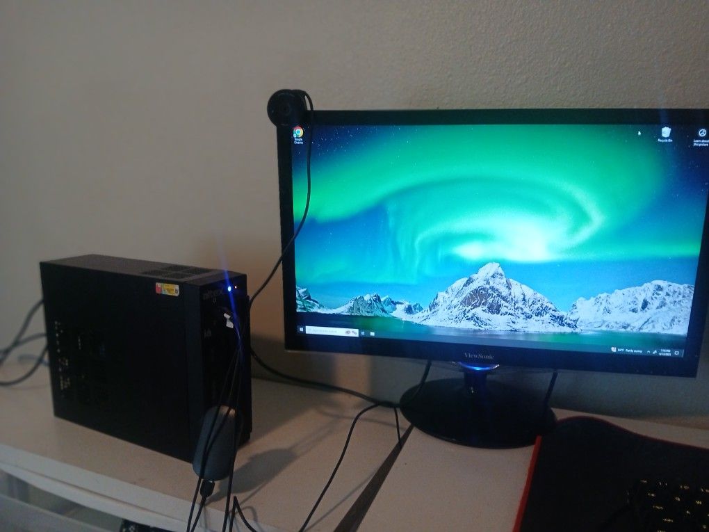Altex Desktop  Pc  & 22 In  Monitor, USB  Camera