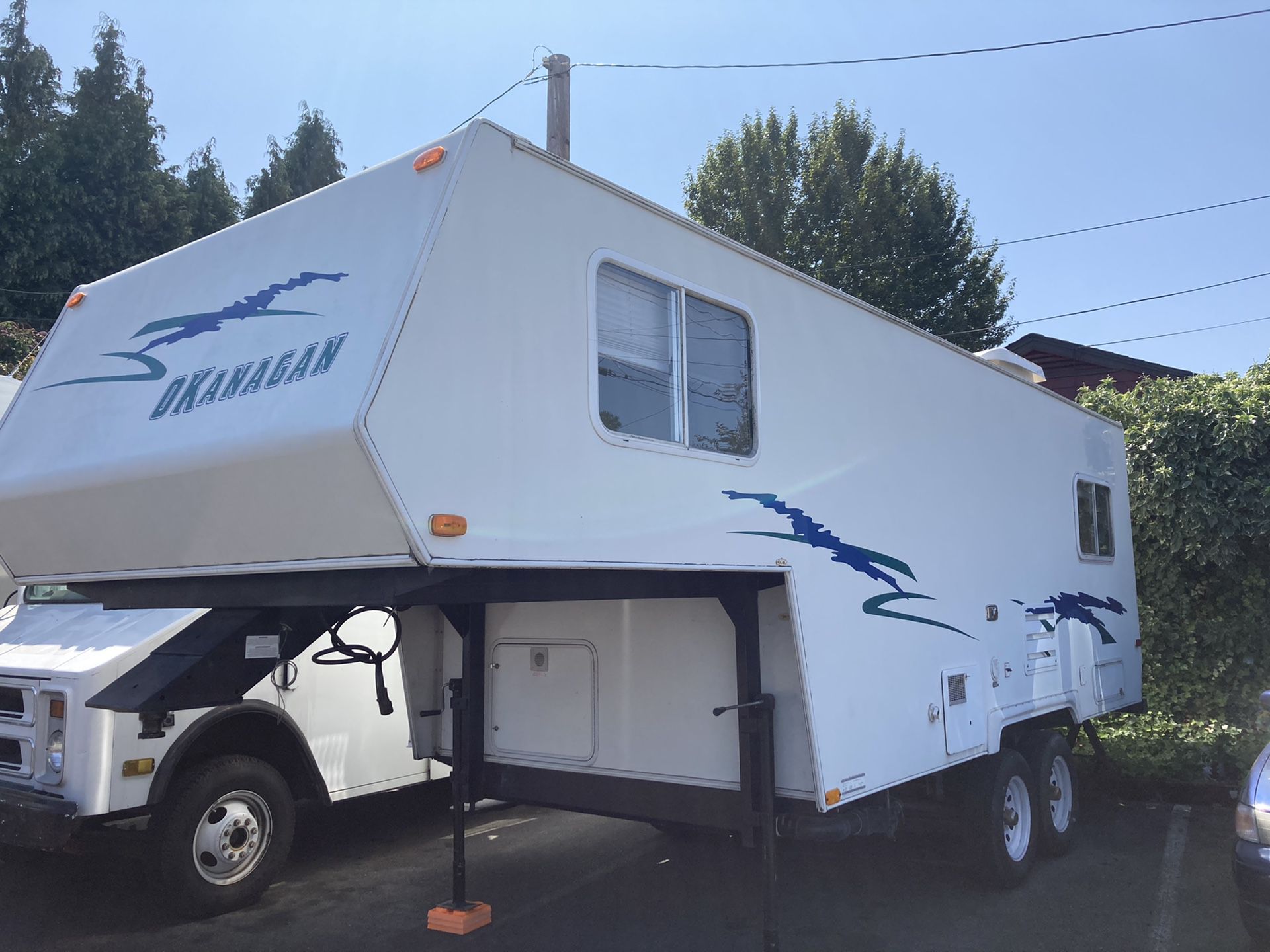 2002 OKANAGAN 26ft LONG FIFTH WHEEL TRAILER like BRAND NEW CONDITION, SUPER CLEAN, EVERYTHING WORKs PERFECT. NO LEAKING. ONLY $4,900 for QUICK SALE.
