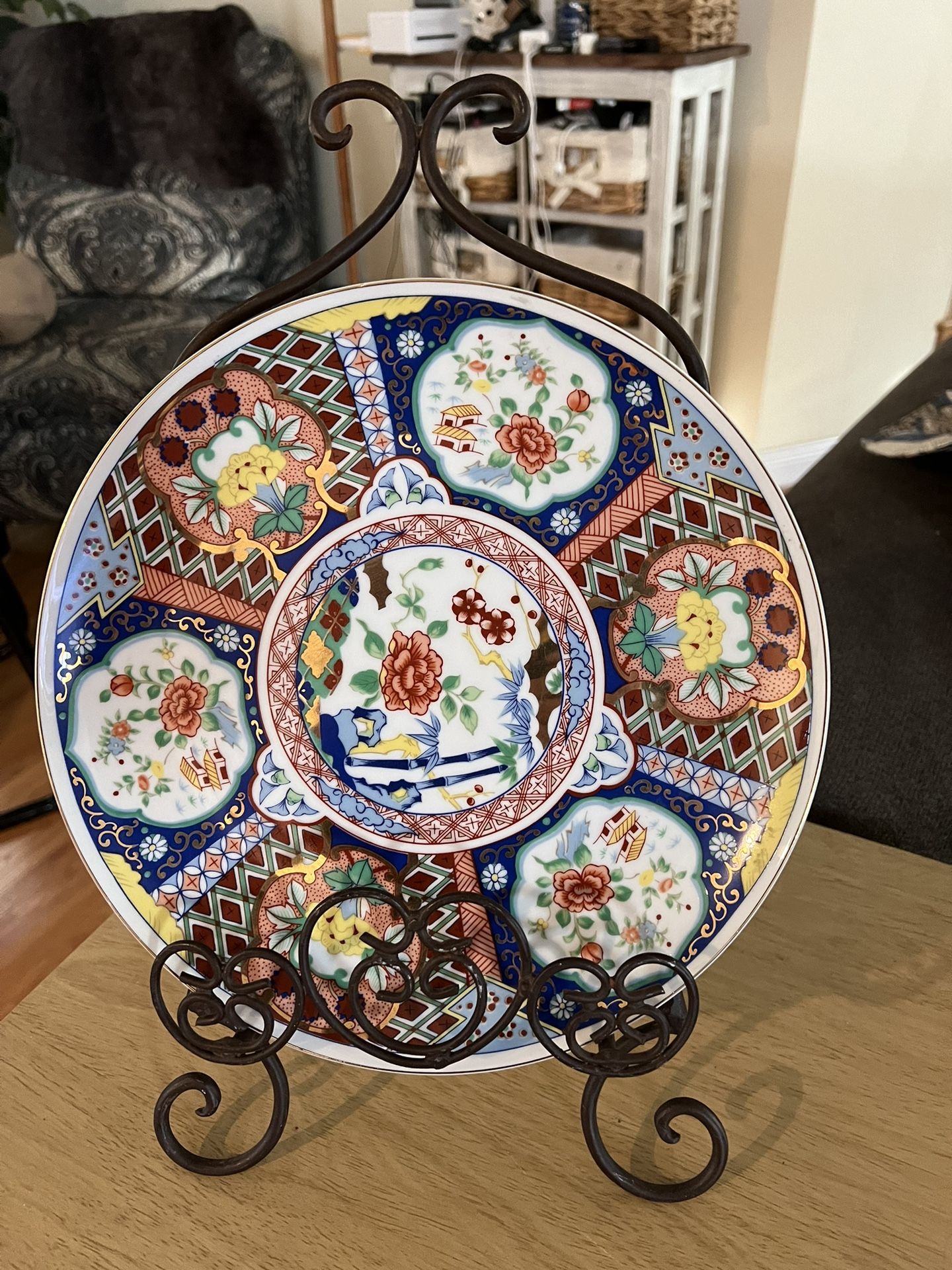 Vintage Handcrafted SAKURA Porcelain 10 Inch Round Decorative Plate IMARI Ware JAPAN