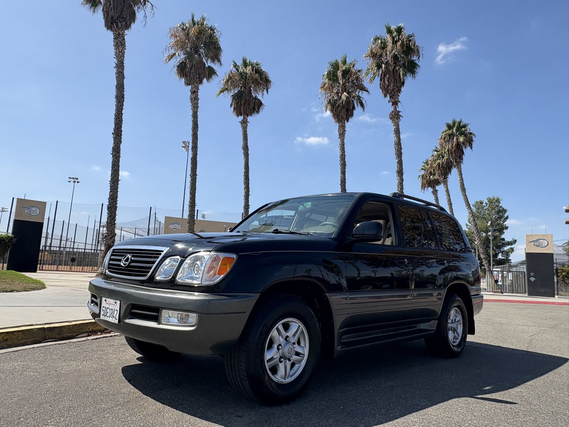 Selling a 1 owner Garage capt 1999 Lexus LX 470 It’s in excellent condition V8 4X4 $13900