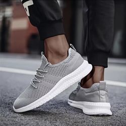NEW Men’s lightweight Mesh Sneakers Size 10 11