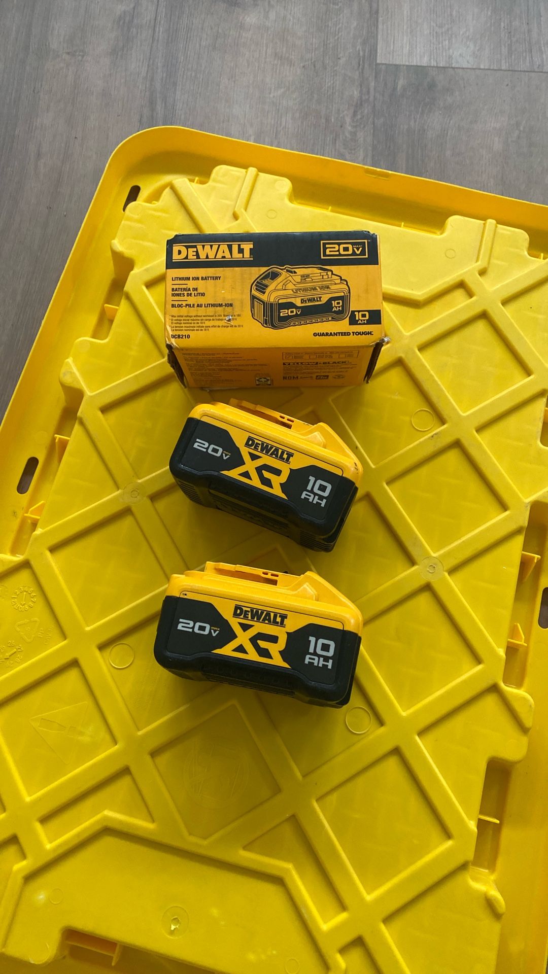 Dewalt Battery S.   (3).  PCs.   20 V  MAX.   10. AH 