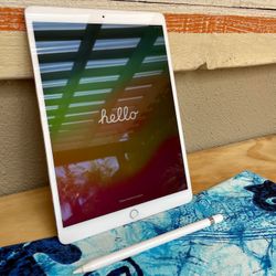 Apple iPad Pro 10.5 with Apple Pencil