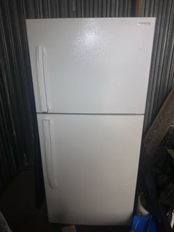 Insignia Top-Freezer Refrigerator White