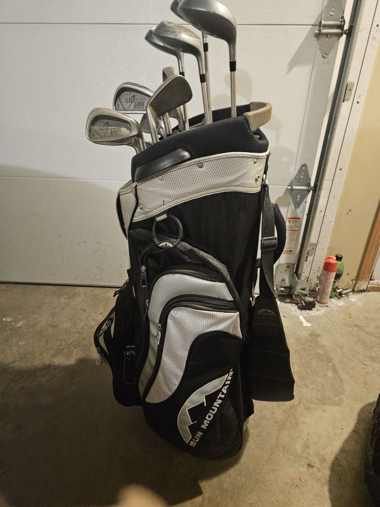 Right Handed Women's Golf Clubs and Bag