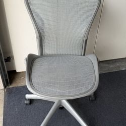 Herman Miller Aeron Size B (no armrests)