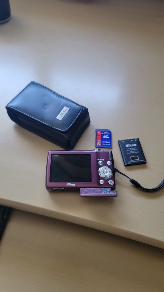 Nikon COOLPIX S220 Digital Camera Battery And SD CARD Untested