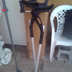 HANDY CAP CRUTCHES