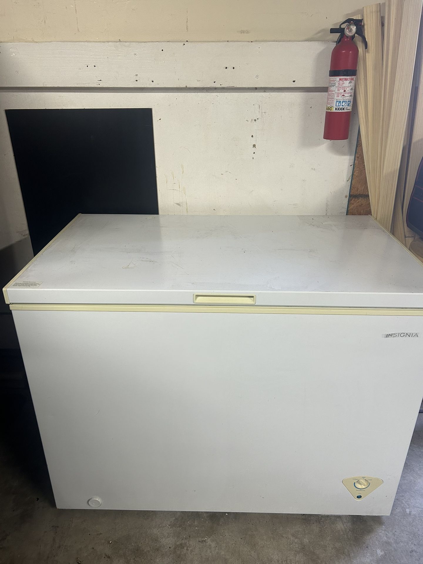 Insignia freezer chest 10.2 cubic feet