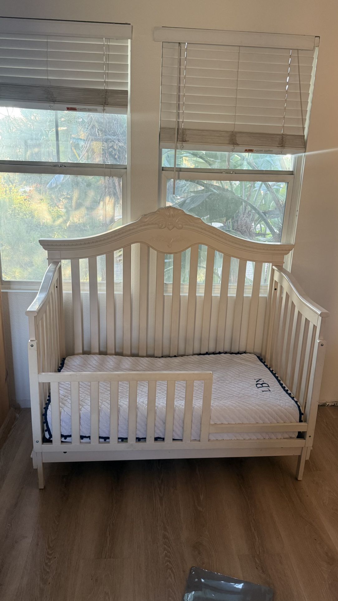 Savannah Lifetime Crib (convertible bed)