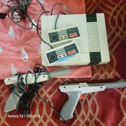Origional Nintendo With Guns And Controllers 