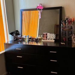 Dresser With Mirror