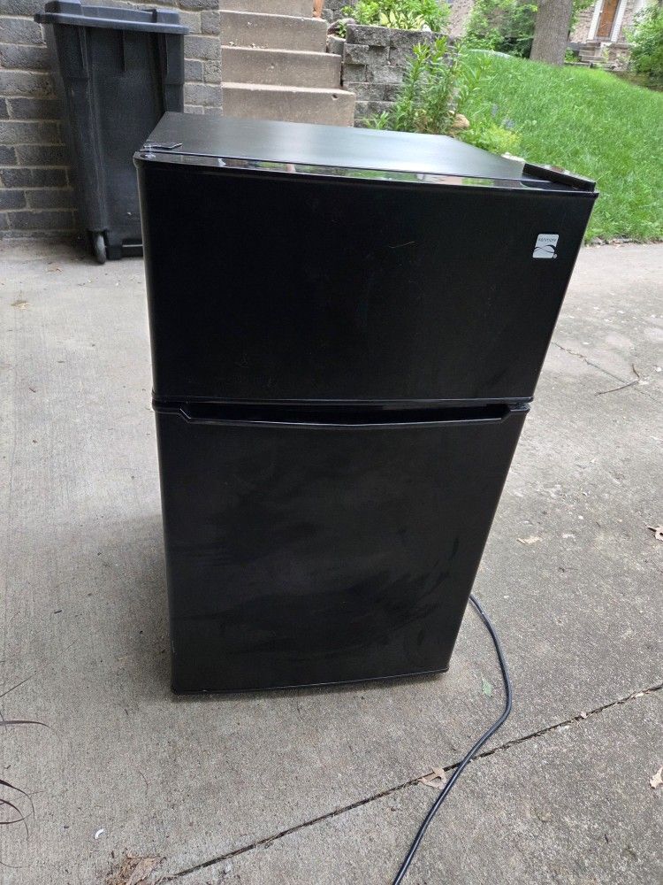 Mini Fridge. Great For College Students!