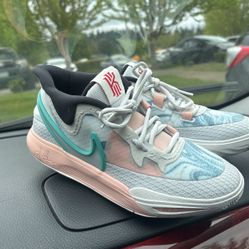 Nike Kyrie Low 5 Basketball Shoes 5Y