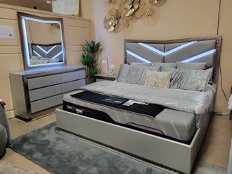 Holiday Sale!!! 4 pc Glam E-king Bedroom Set...