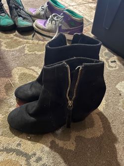 Women black heel booties size 8