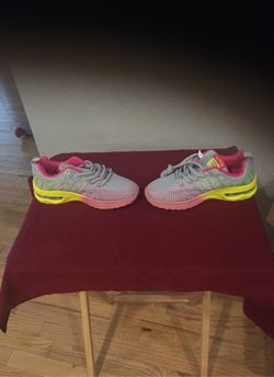 Fashion tennis shoes