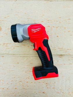 Milwaukee 18V 100 Lumens LED Flashlight (TOOL ONLY)