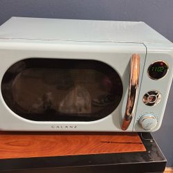 Galanz GLCMKA07BER-07 Retro Microwave Oven