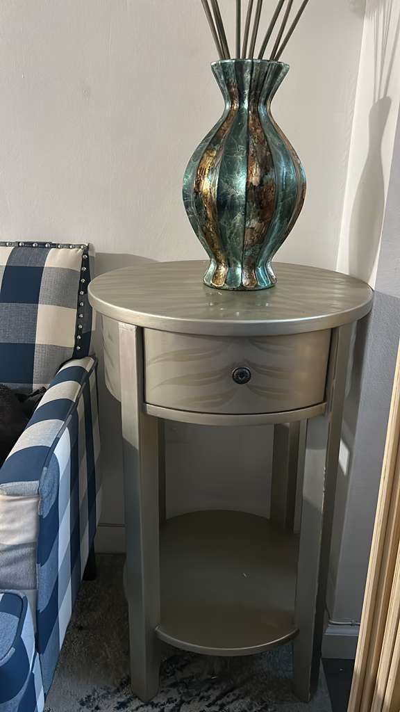 Round End Table with Drawer