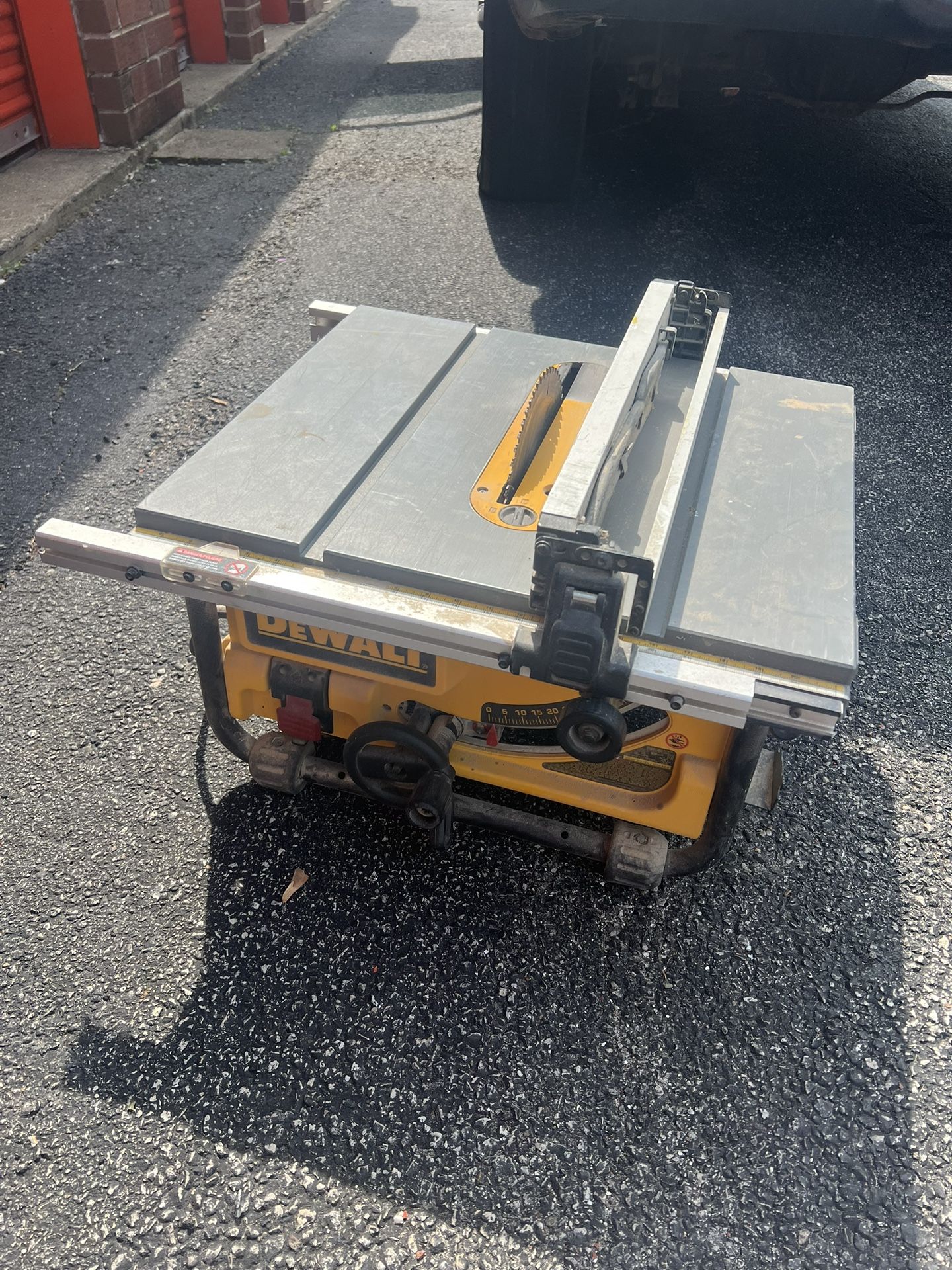 Dewalt 10 Inch 15 Amp table Saw