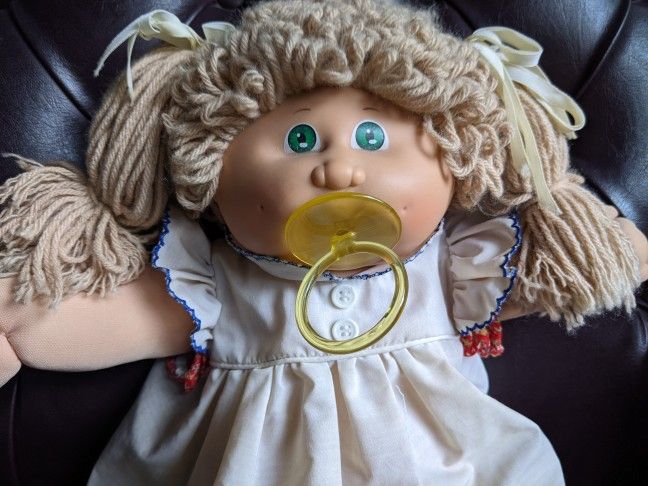 1985 Cabbage Patch Kids Doll With Green Eyes And Light Brown Hair