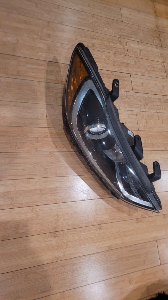 2017-2018 Hyundai Elantra Right Passenger Side Headlight
