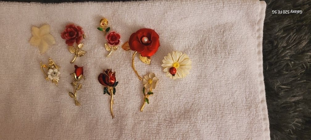 VINTAGE  BROOCHES 90 All Together 