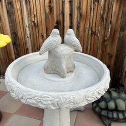 New Bird Bath Made Out Of Cement Perfect Gift 