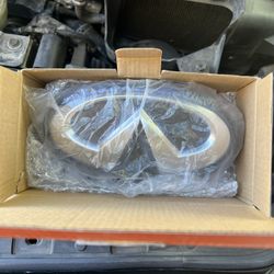 Q50 Led emblem Carbon Fiber 14-17