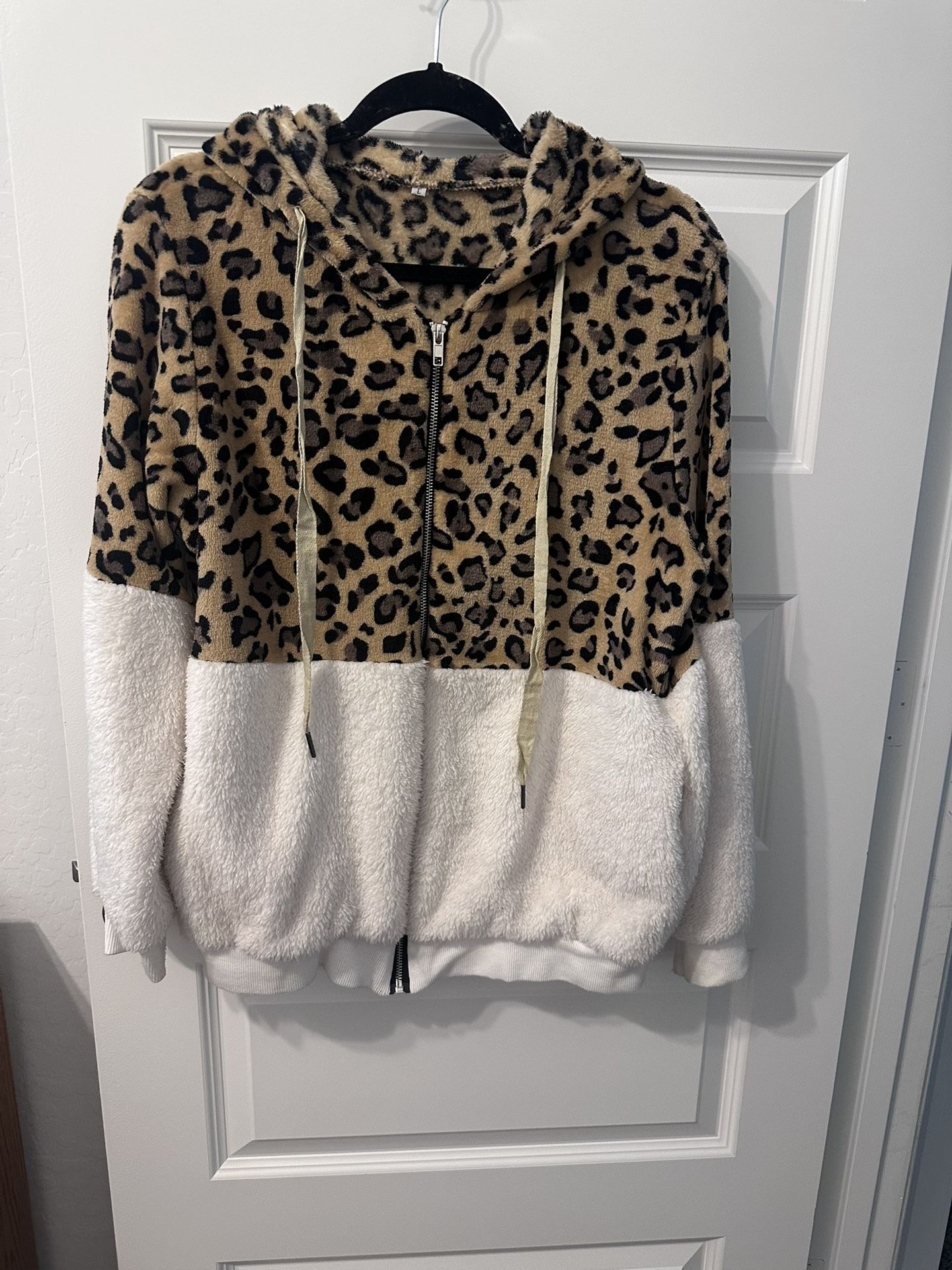 Woman’s hooded zipper fleece