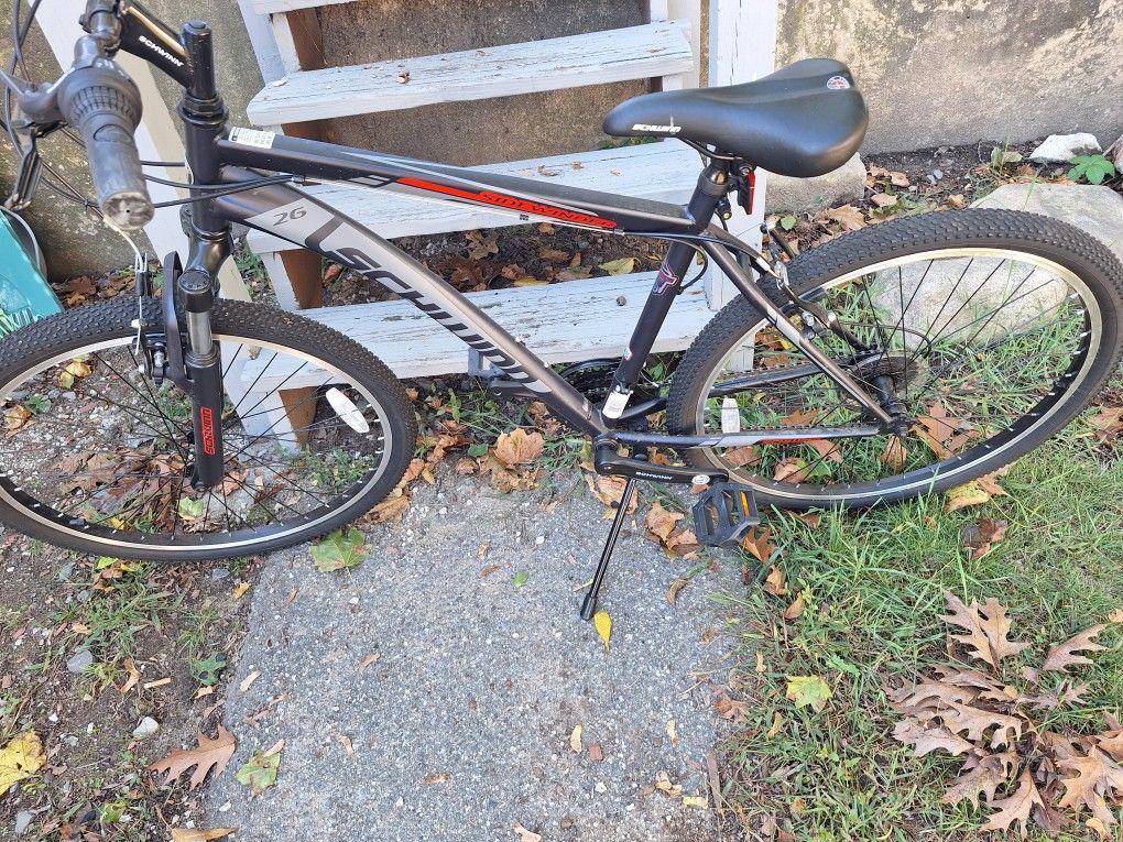 SCHWINN 26" MOUNTAIN BIKE. ( 21 SPEED ) ( VERY SHARP BIKE )