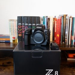 Nikon Z8 (Mint Condition)