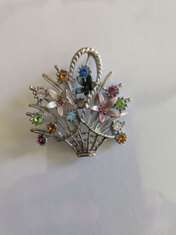 Beautiful silver floral gemstone broach