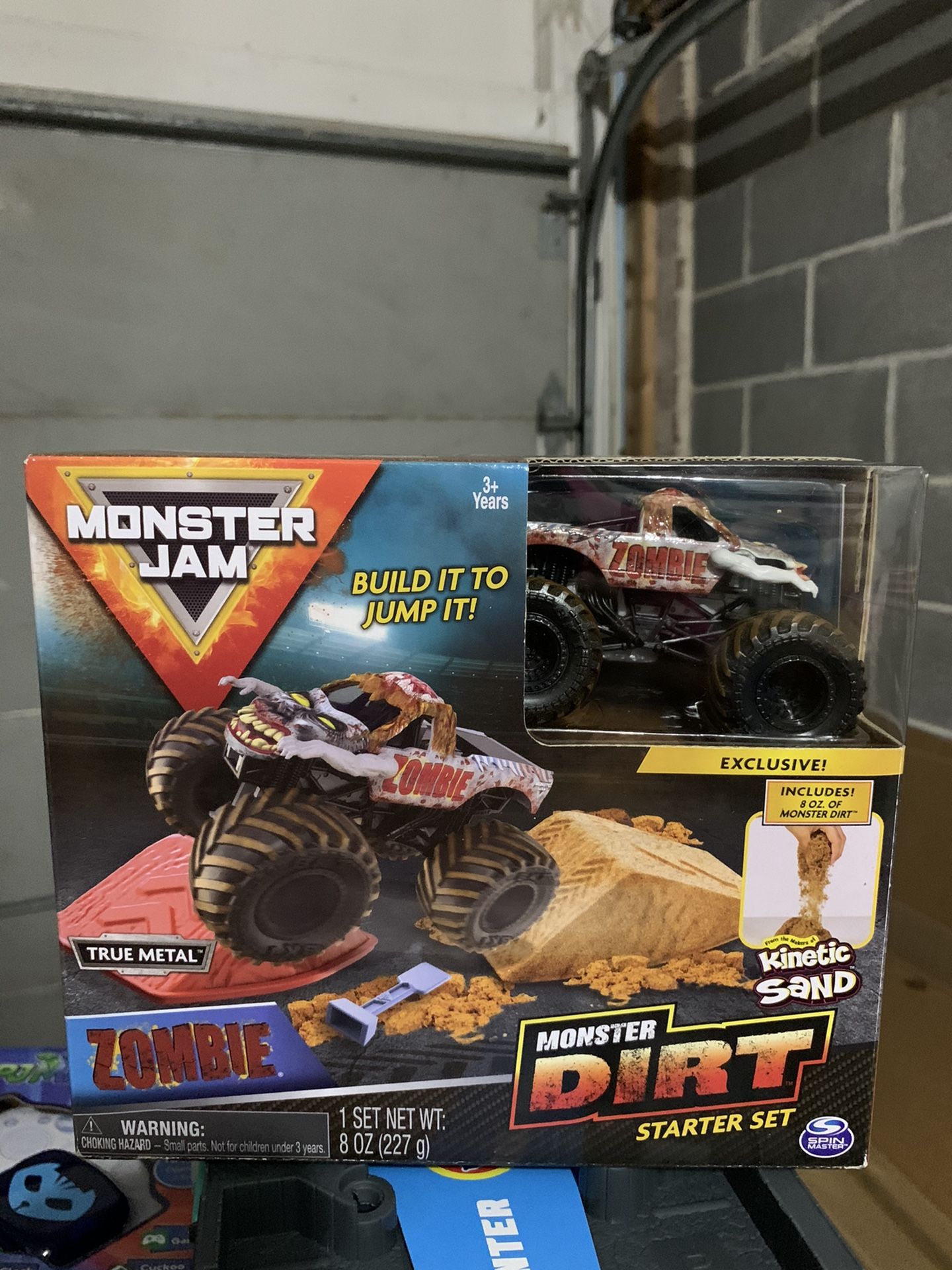 Monster Jam, Zombie Monster Dirt Starter Set, Featuring 8oz of Monster Dirt and Official 1:64 Scale Die-Cast Monster Jam Truck, Multicolored