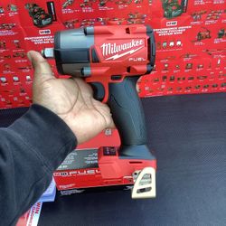 MILWAUKEE M18 18V FUEL GEN-2 18V LITHIUM-ION BRUSHLESS CORDLESS MID TORQUE 1/2-IN IMPACT WRENCH W/FRICTION RING 650-FT LBS OF TORQUE ( TOOL ONLY ) 